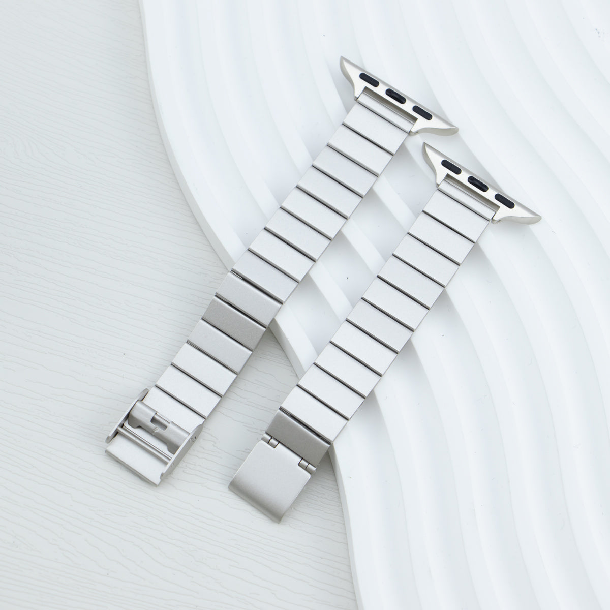 Starlight Apple Watch Band with a stainless steel mesh design, ideal for Series 10/9/8/7/6/5/4/SE/Ultra.